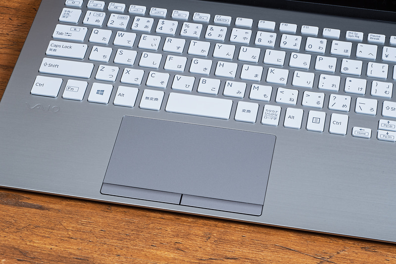 タッチパッドの面積が大きくなったのも新しいVAIO SX14の見どころだ