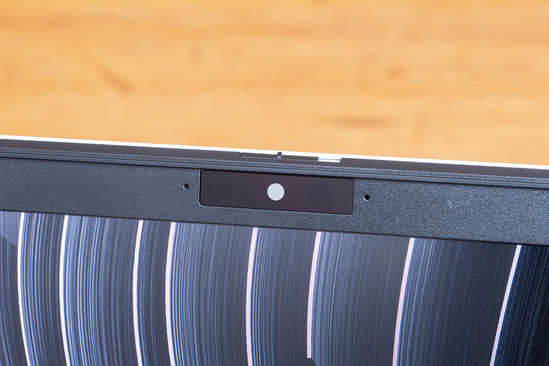 Webカメラの左右にあるステレオマイク。内部の特殊ゴムとAIノイズキャンセリングでキーボード打鍵音やWeb会議などの雑音混入を抑える