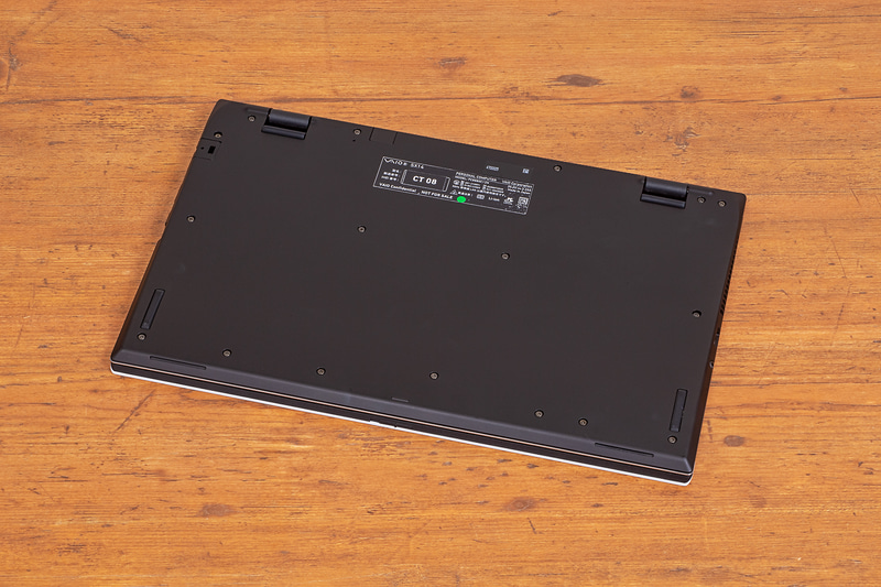 他社のノートPCではよく見るが、VAIO SX14の底面には吸気口がない