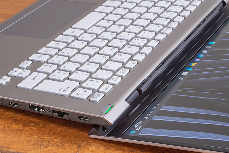 筐体後部のスリットは主にCPUの冷却に効いている。右側面インターフェイス周りのわずかなすき間はからも吸気が行なわれており、SSDやLTEモジュールを冷却する