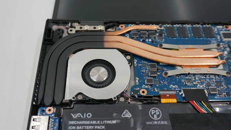 CPUを冷却するためのサーマルモジュール。3本のヒートパイプと、1基のシロッコファンからなる。ここでの写真は12.5型版のVAIO SX12のものだが、構成は変わらない<br>※写真提供：VAIO株式会社