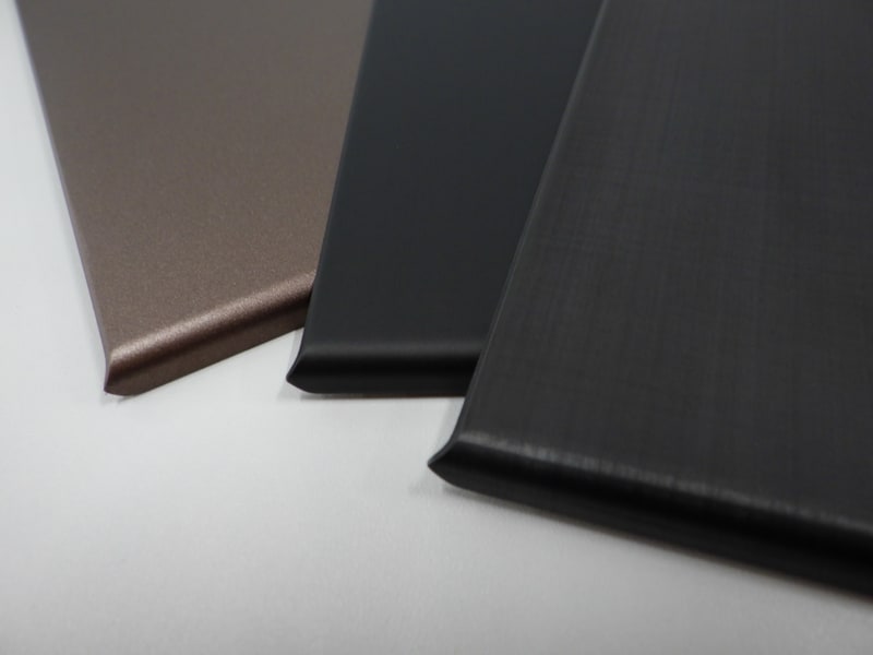 天板側面部分の折り曲げ加工された立体成型カーボン。カーボンをプレスで折り曲げる製造方法では繊維のシワを抑えるために、プレスの調整を何度も行なう必要がある<br>※写真提供：VAIO株式会社