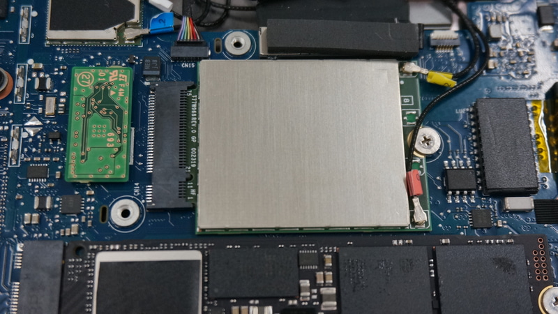SSDの上にあるLTEモジュールも大きな発熱源。これらはインターフェイスの隙間からのエアフローで冷却されている