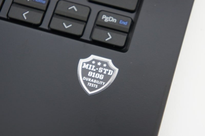 キーボードの右下には米国国防総省調達基準の試験を通過した証であるロゴが貼られている