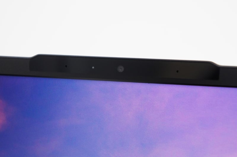 ディスプレイ上部には100万画素のWebカメラとマイクを内蔵する