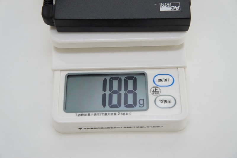 ACアダプタの重量はケーブル込みで188gと軽い