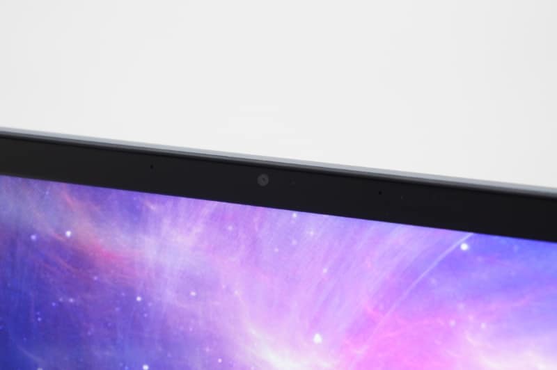 上部にはWebカメラとマイクも搭載