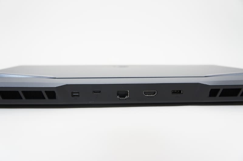 背面にMini DisplayPort出力、HDMI出力、Thunderbolt 4、2.5Gbps対応の有線LAN
