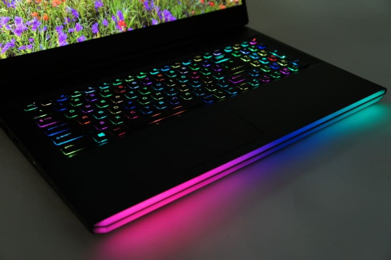 LEDバックライトも内蔵。フロント部分も光るため、なかなか幻想的