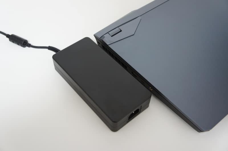 ACアダプタは280W出力で非常に大きい