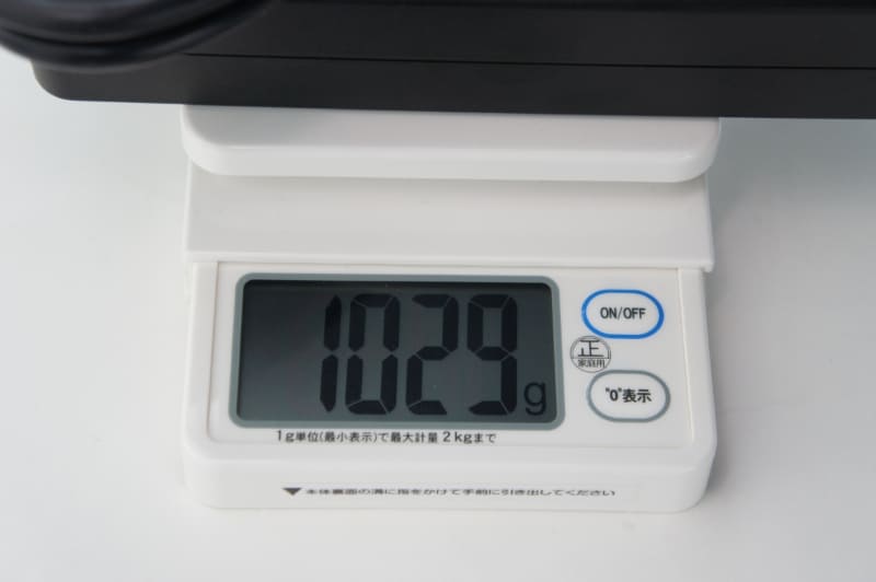 ACアダプタはケーブル込みで重量は1,029gだった