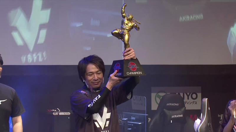 巨大な優勝トロフィーを掲げるsako