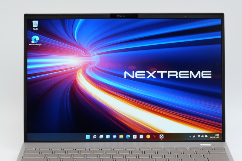 上下左右の4辺狭額ベゼル仕様となっており、ディスプレイ面の画面占有率がかなり高められている