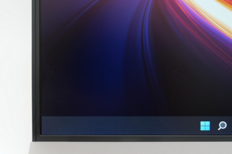 下部ベゼル幅の狭さもかなりのもので、キーボード面から見える部分の幅は左右とほぼ同じだ