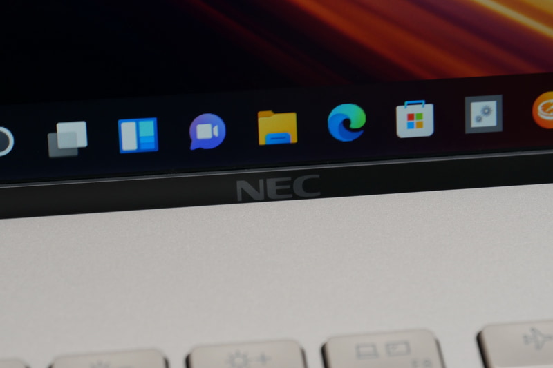 下部ベゼルが狭いため、NECロゴもほとんど目立たないほどに小さい