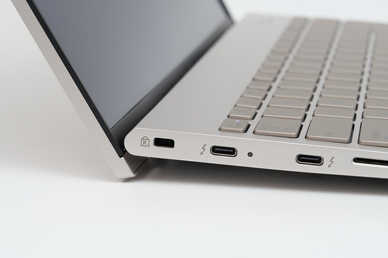 ディスプレイを開くと本体後方がリフトアップする構造はPro Mobileと同様