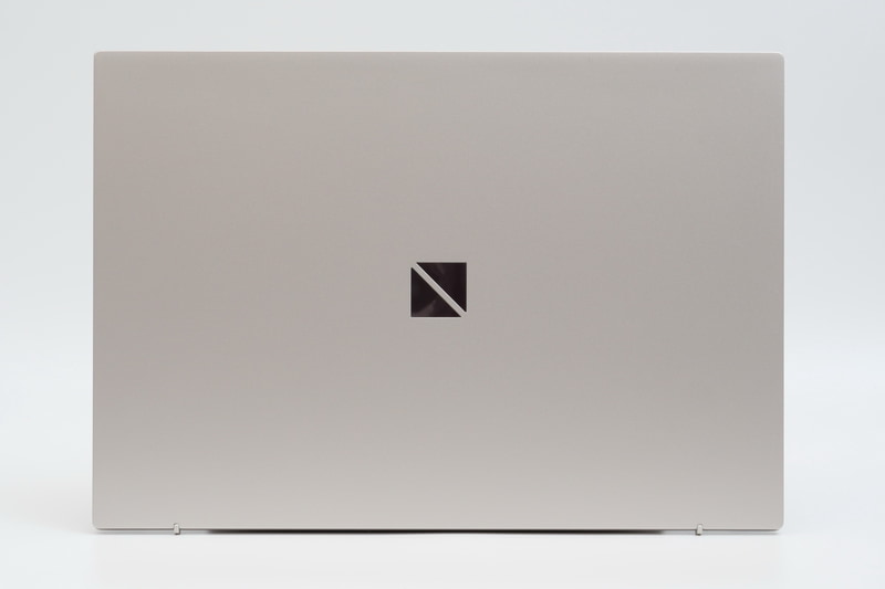 天板部分。フットプリントは313×218mm(幅×奥行き)と、14型ディスプレイを搭載する割にはかなりコンパクトだ