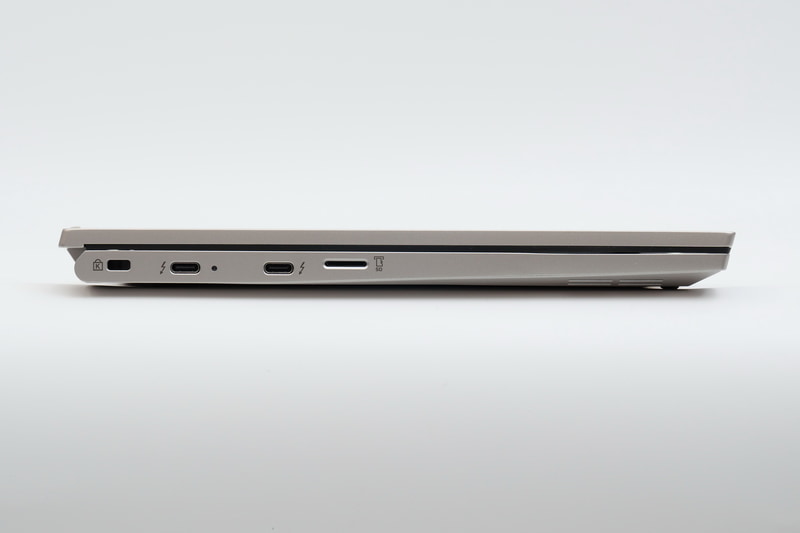 左側面。高さは17.5mmとまずまずの薄さだ