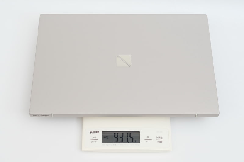 今回の評価機はLTE対応ワイヤレスWAN搭載モデルのため、重量は公称約937g。実測では931.5gだった