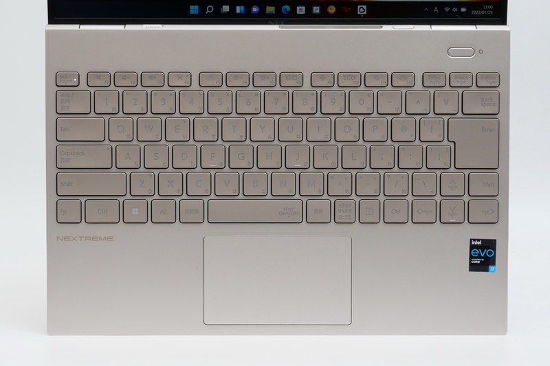 キーボードの仕様はPro Mobileとほぼ同等で、キーピッチは約19mm、ストロークは約1.5mmで、静音仕様となっている