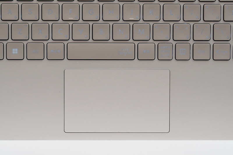タッチパッドも静音仕様。ただし搭載位置はキーボードのホームポジションからやや右にずれている