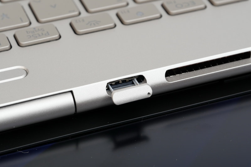 LTE対応ワイヤレスWAN搭載モデルでは、キーボード後方にNano SIMカードスロットが用意される