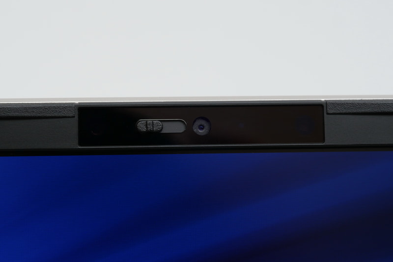 ディスプレイ上部には顔認証カメラを搭載。フルHD対応Webカメラとしても利用できる