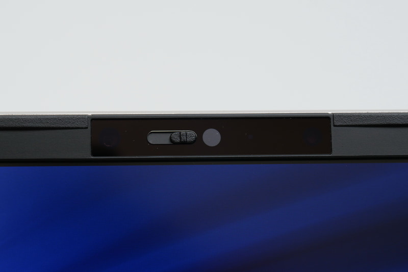 カメラには、物理的にカメラを覆うプライバシーシャッターも備わっている