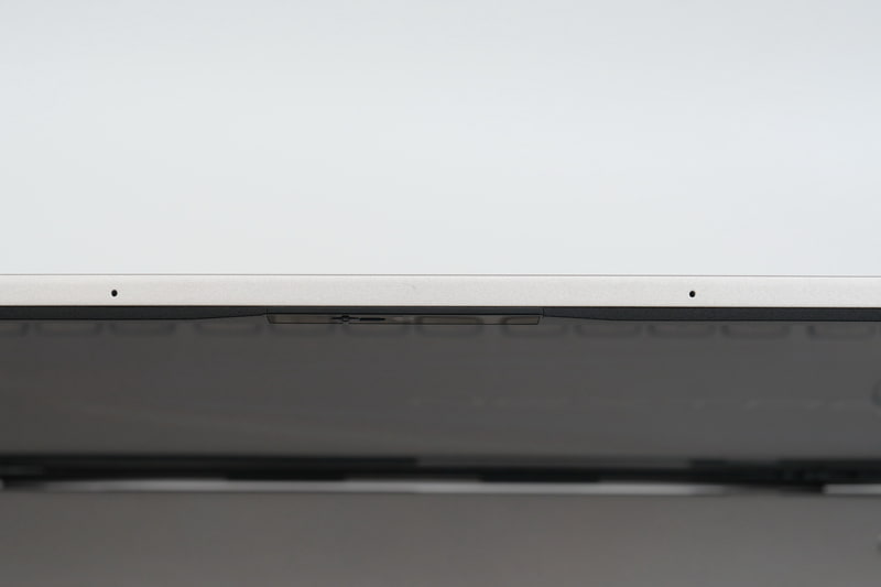 ディスプレイ部の上部側面にデュアルマイクを搭載