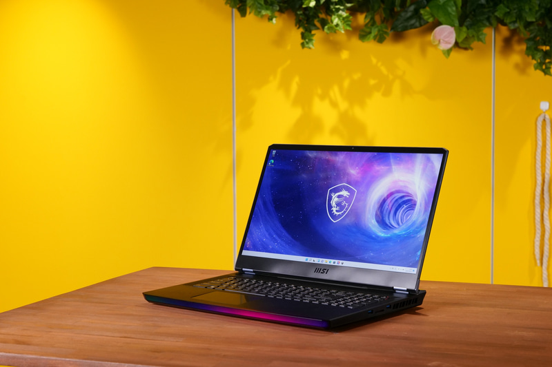 検証に使用したノートPC、MSI GE76 Raider。Core i9-12900HKに加えてGPUにGeForce RTX 3080 Ti Laptop」を搭載しており、文句なしに史上最強のゲーミングノートと言えるスペックです