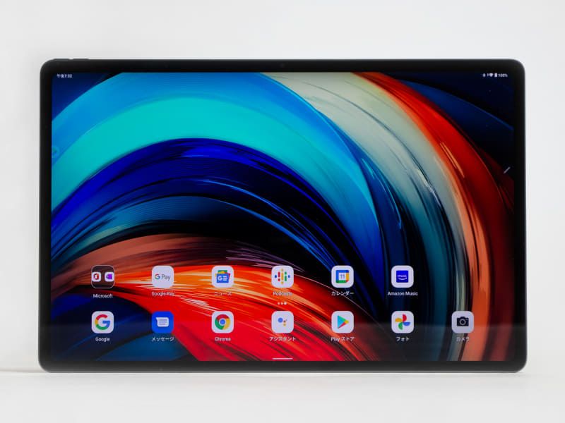 前面。横位置、パネル上中央にWebカメラ。フチはそこそこ細い