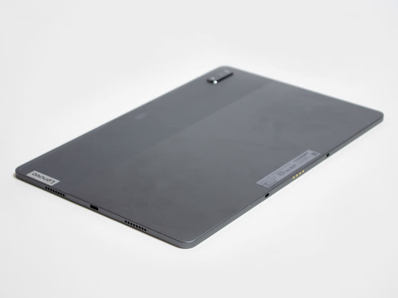 右側面/下側面。右側面にType-C。スリット2つはスピーカー。下側面にキーボード用コネクタ