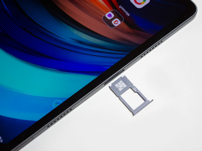 microSDカードスロット。イジェクトピンを使用するタイプ