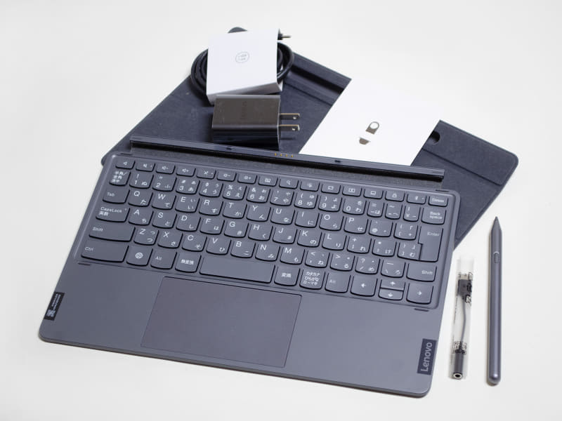 付属品はLenovoプリシジョンペン3、キーボード、バックカバー、ACアダプタ(30W)、USB Type-C to USB Type-Cケーブル(充電用)、USB Type-C to 3.5mmオーディオジャック変換ケーブル、カードスロットピン