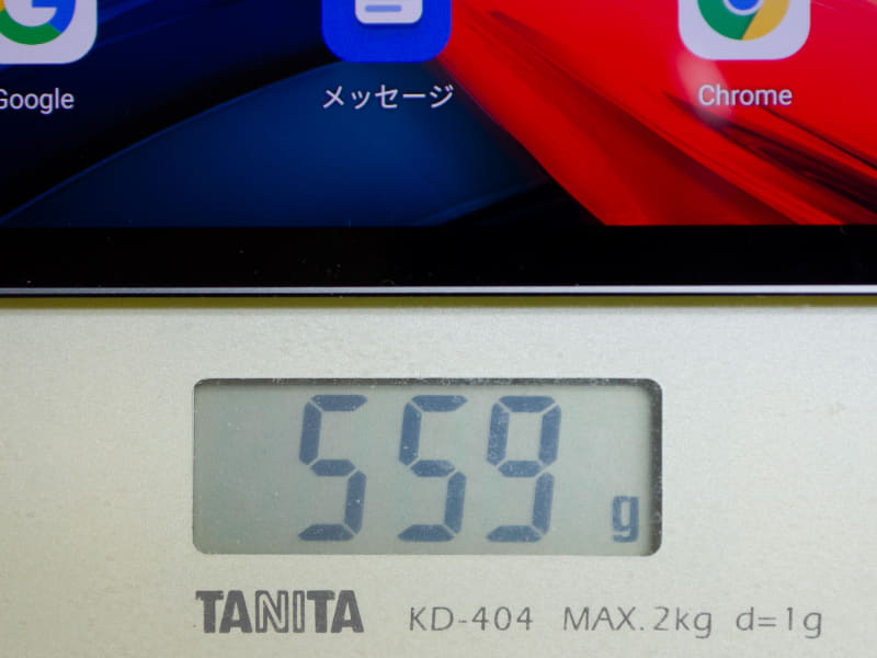 重量は実測で約559g。キーボード281g、バックカバー149g、ペン14gで計1,003g
