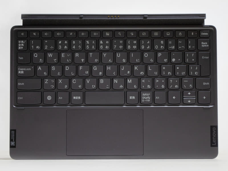 日本語キーボード。並び的にはWindowsのそれに近い。主要キーのキーピッチは約19mm。右上1部狭くなっているが概ね均一。タッチパッドはボタンのないプレート型