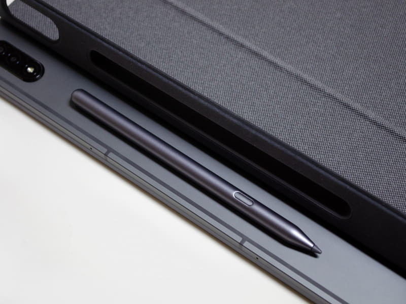 前面カバーに収納できるペン。外側に付けるタイプが多い中、これなら絶対落とさず安心