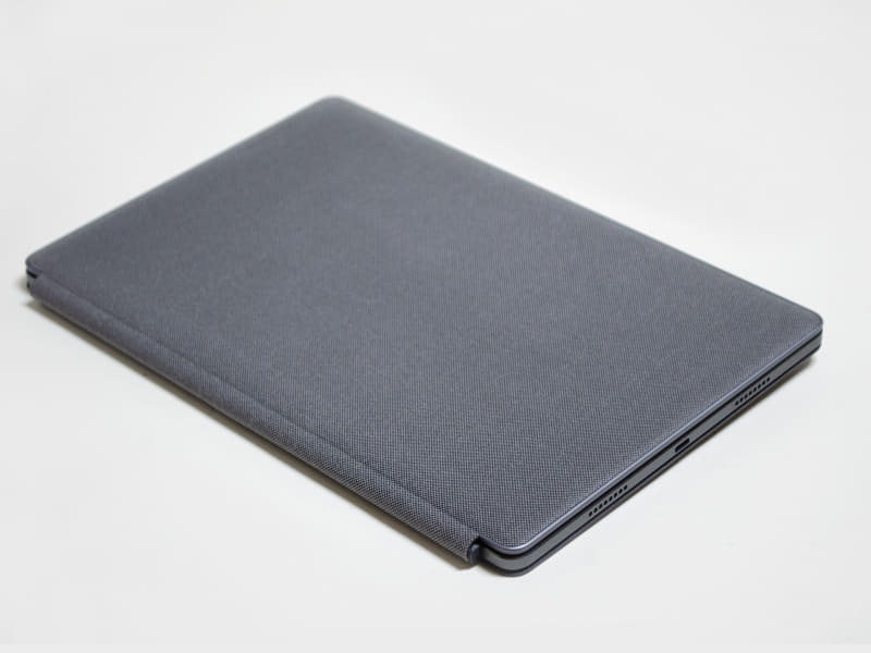 バックカバー/キーボード装着時(前面)。ペンの部分があるため少し傾く