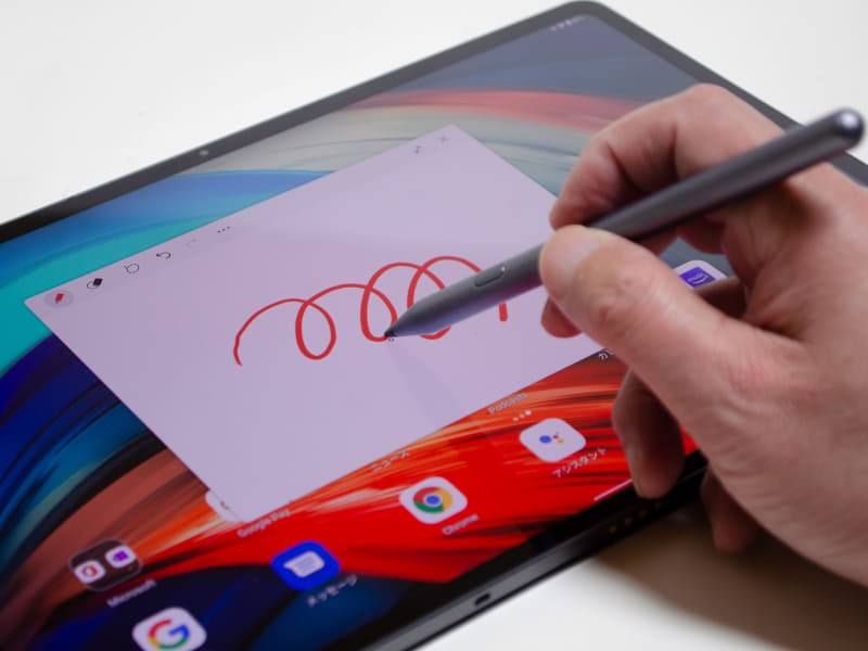 ペン使用中。4,096段階の筆圧感知、傾き検知機能を備えるLenovoプリシジョンペン3を標準で同梱