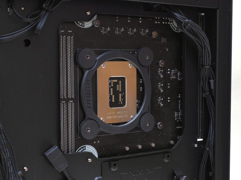 CPUソケット裏にはCPUクーラー着脱用のスペースがある。立体加工されているため剛性が高い