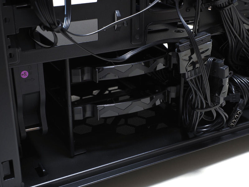 電源カバー裏に3.5インチシャドウベイ×2