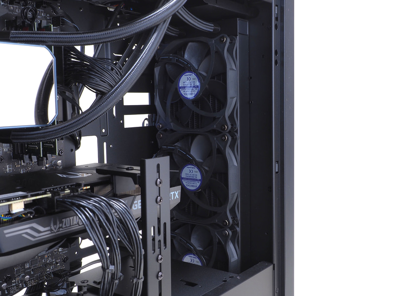 フロントには3連12cm角ファン、36cmクラスのラジエータも搭載できる