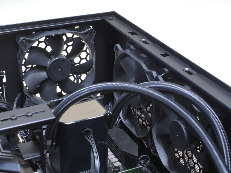 リアには12cm角ファン×1