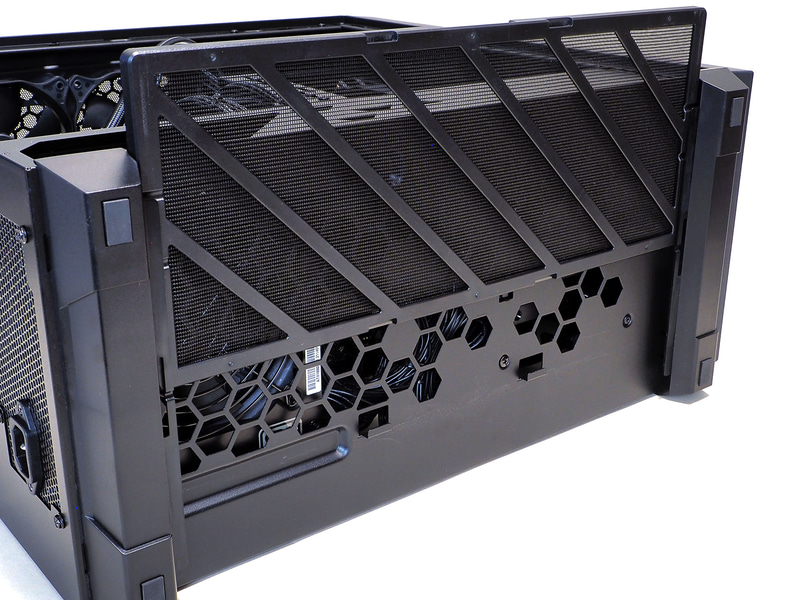 底面にも吸気口。面積は12cm角ファン3基分に相当する