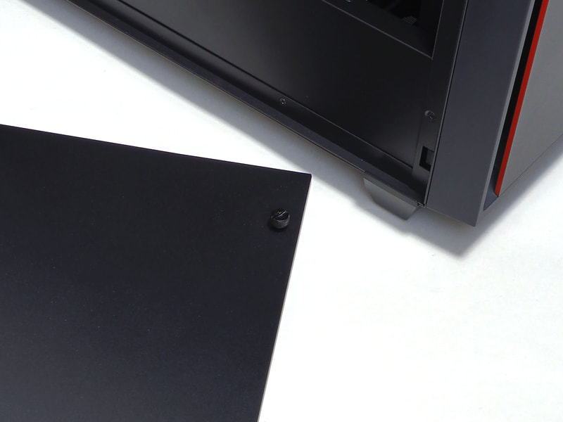 側板は2つのネジで着脱できる