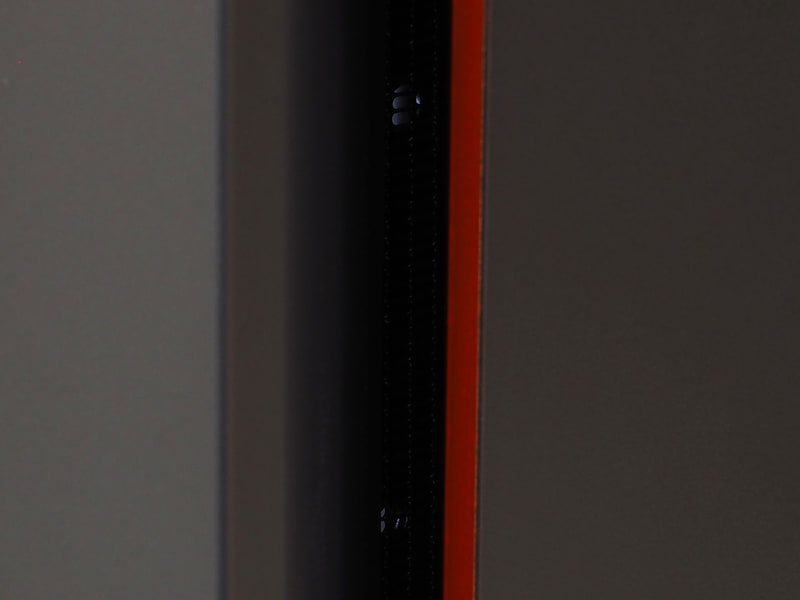 LEVEL∞の象徴とも言える赤いラインはカバーパネルの側面にある