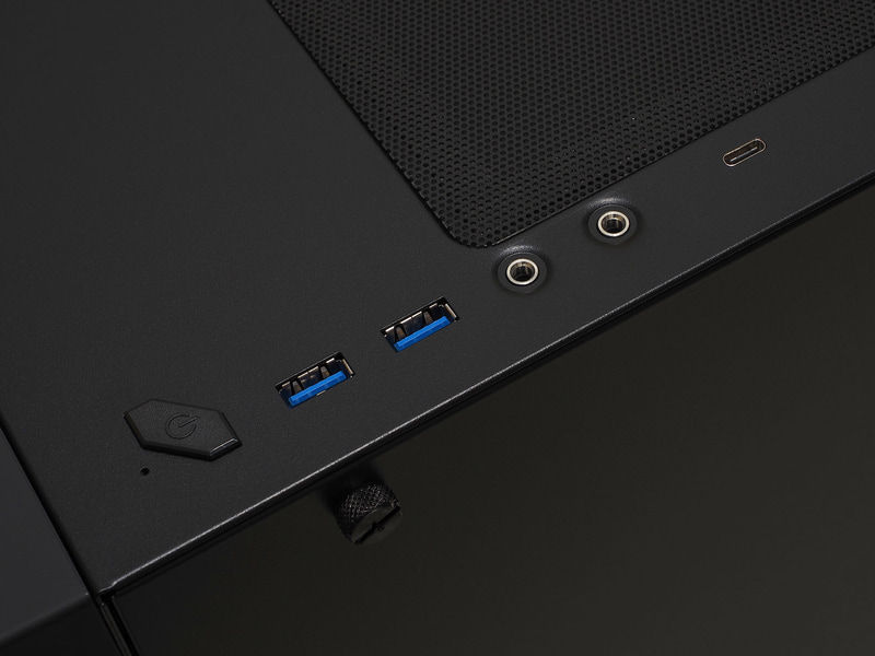 左からUSB Type-A×2、オーディオジャック×2、USB Type-C×1