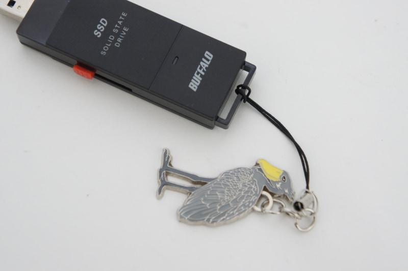 ストラップホールもあるので、紛失対策としてキーホルダーなどの取り付けもできる