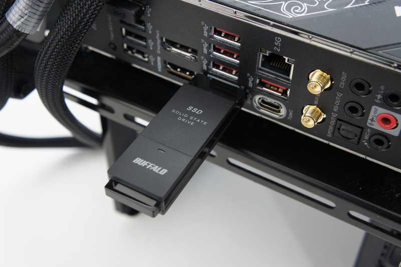 USB 3.2 Gen 2(10Gbps)ポートに接続してテストを行なった