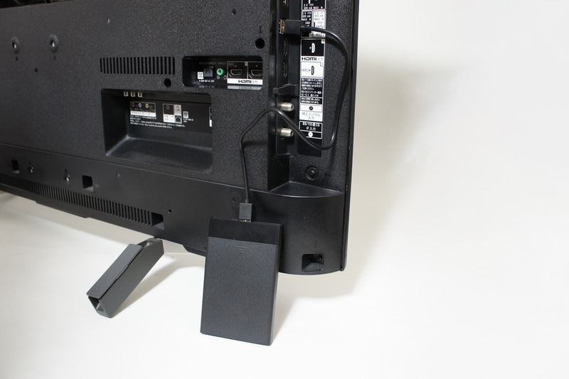 ケーブル付きのポータブルHDDでは垂れ下がって見栄えが悪い